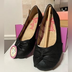 Jellypop black flats. Memory foam Lennon black distressed suedelike. NIB